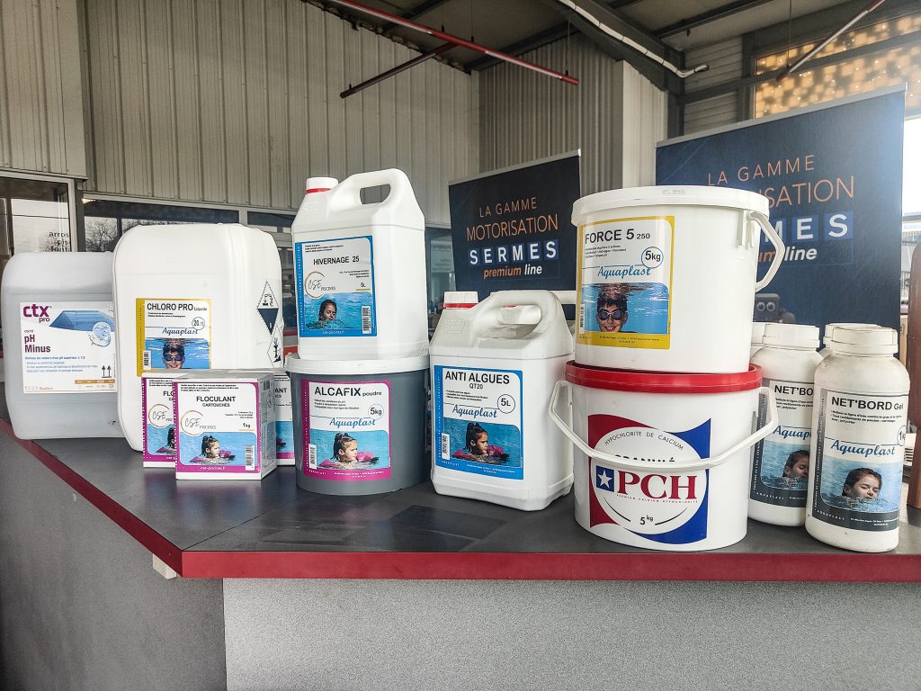 Produit piscine anti algues, nettoyage...